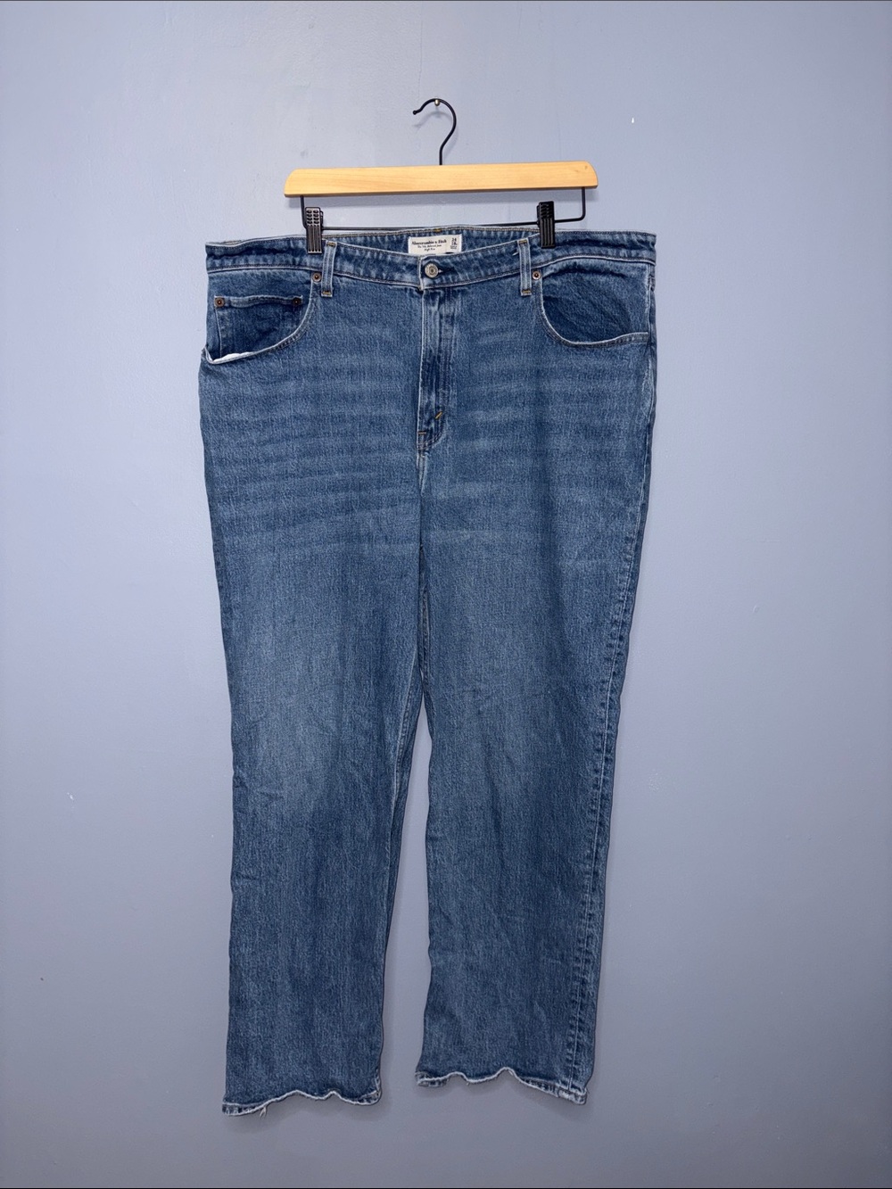 Abercrombie & Fitch • Straight Leg Jeans
